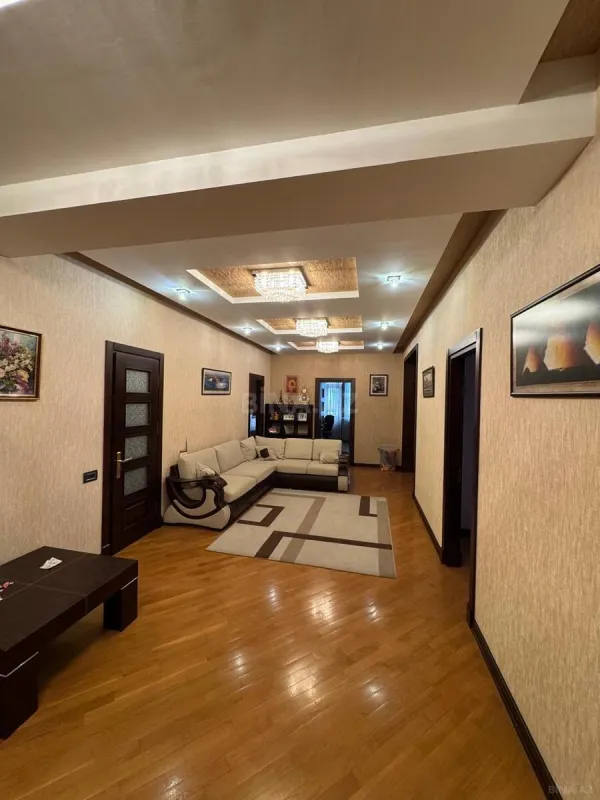 Satılır 4 otaqlı mənzil 210 m²