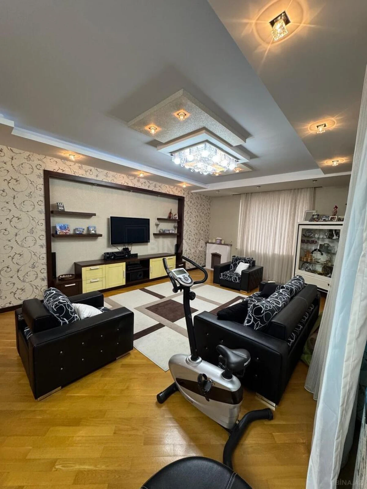 Satılır 4 otaqlı mənzil 210 m²