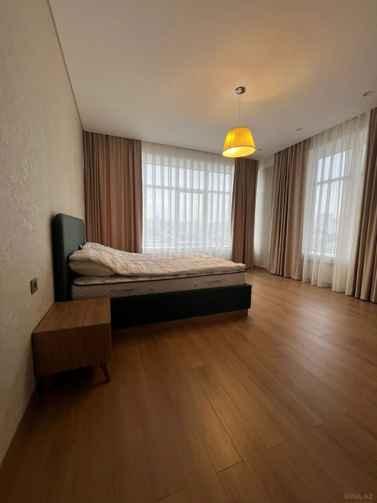 Kirayə verilir 4 otaqlı mənzil 230 m²
