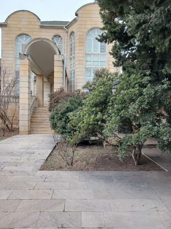 Satılır 6 otaqlı həyət evi 300 m²