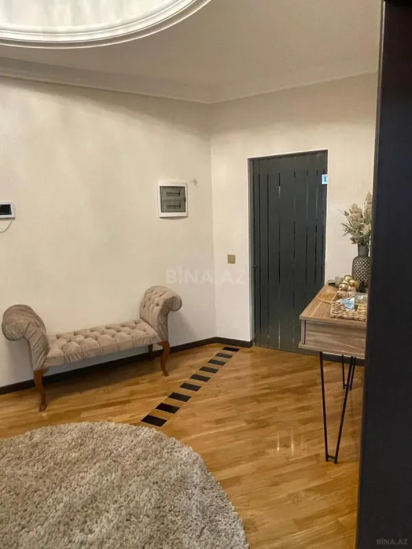 Satılır 4 otaqlı mənzil 230 m²