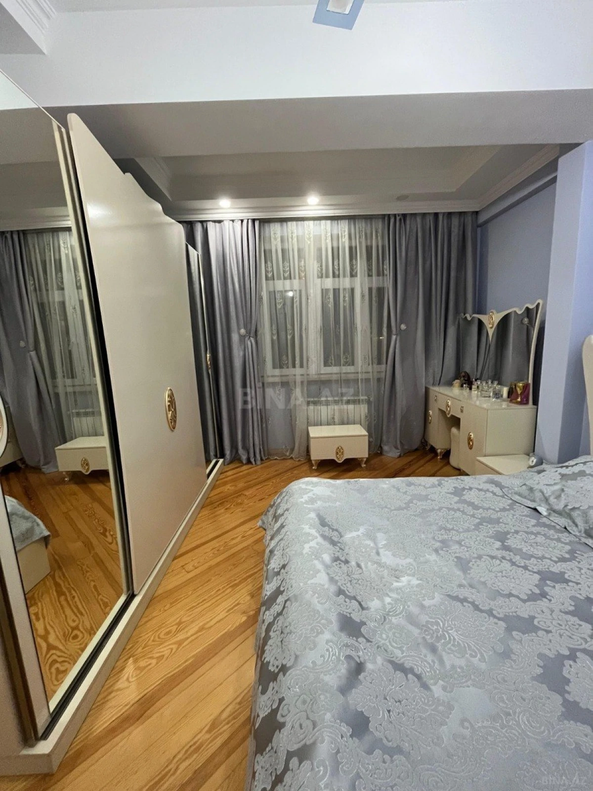Satılır 3 otaqlı mənzil 130 m²