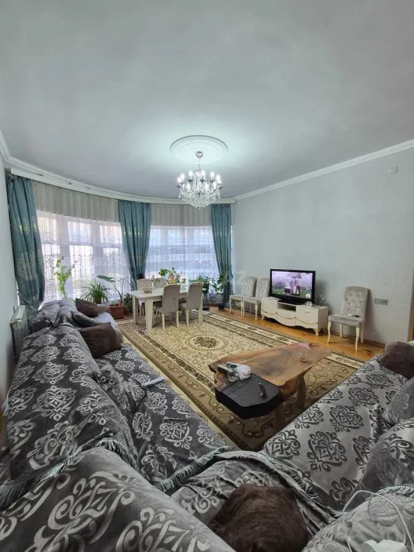 Satılır 9 otaqlı həyət evi 310 m²