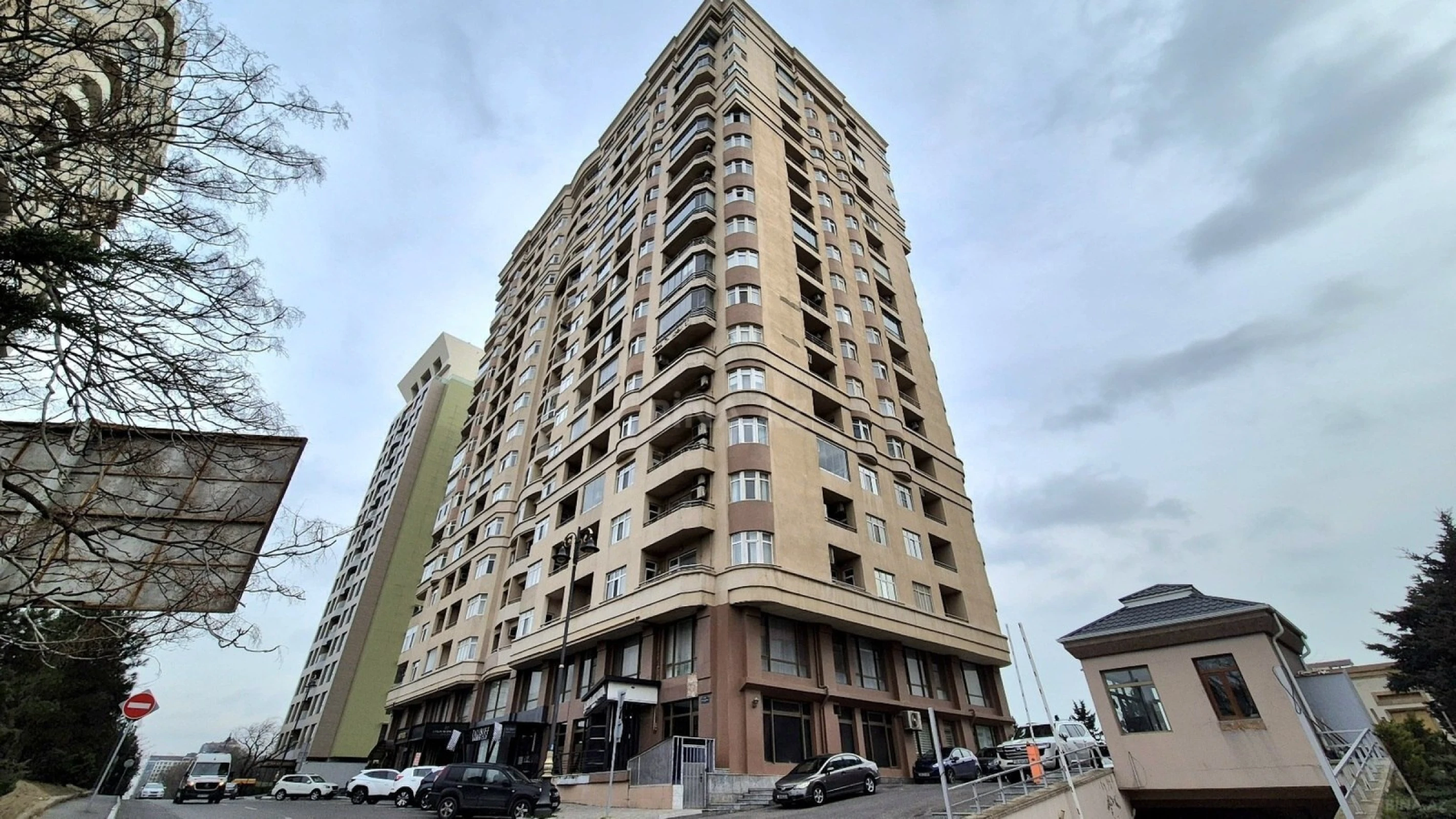 Satılır 4 otaqlı mənzil 161 m²