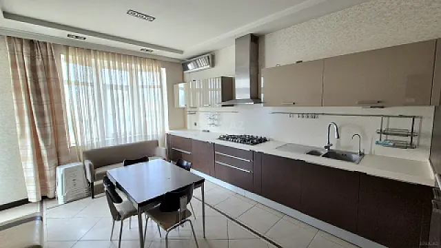 Satılır 4 otaqlı mənzil 161 m²