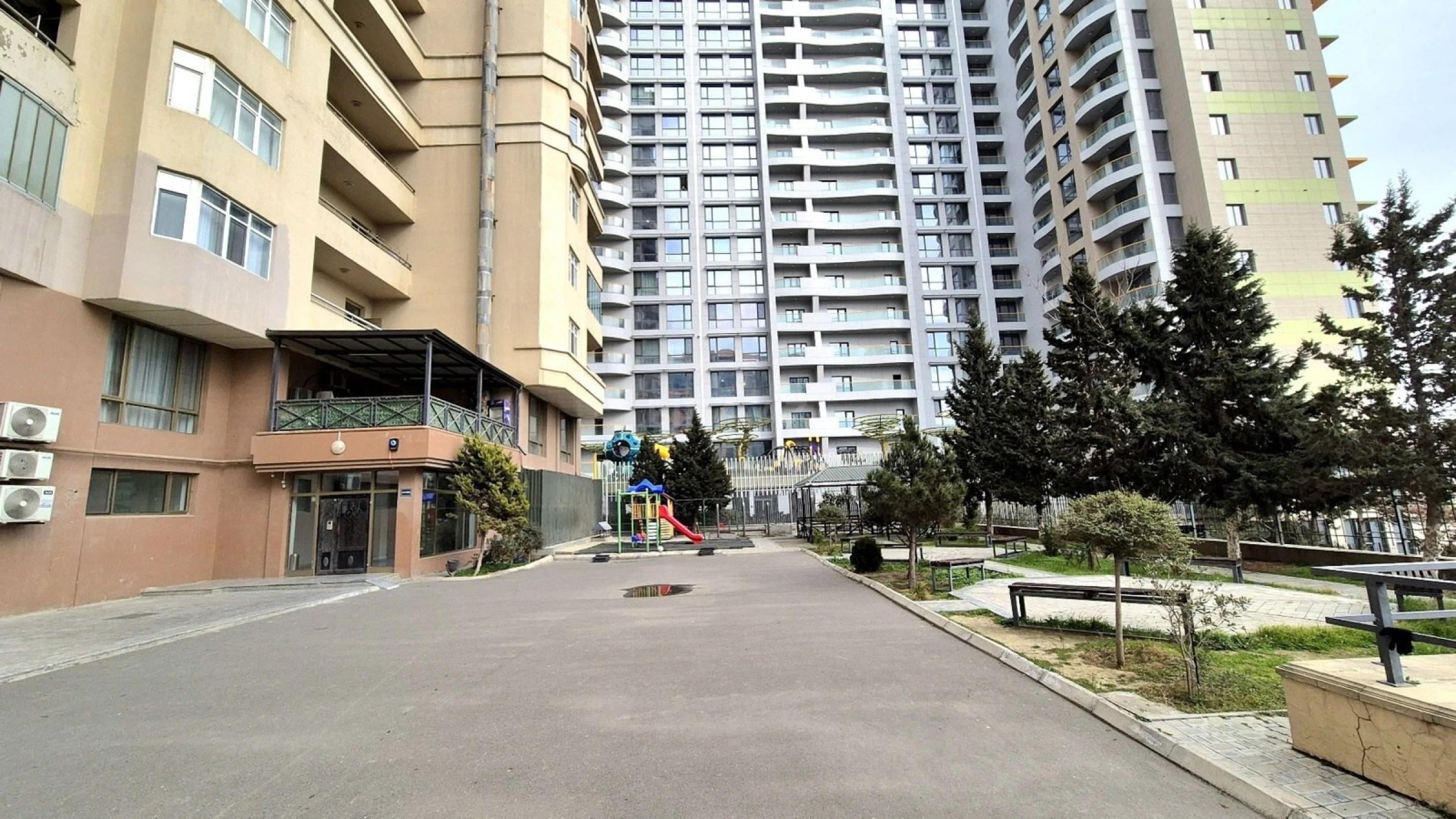 Satılır 4 otaqlı mənzil 161 m²