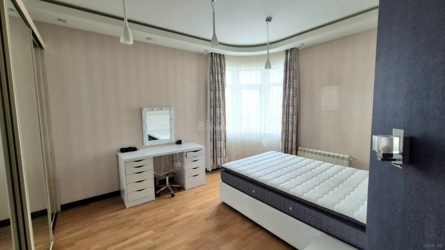Satılır 4 otaqlı mənzil 161 m²