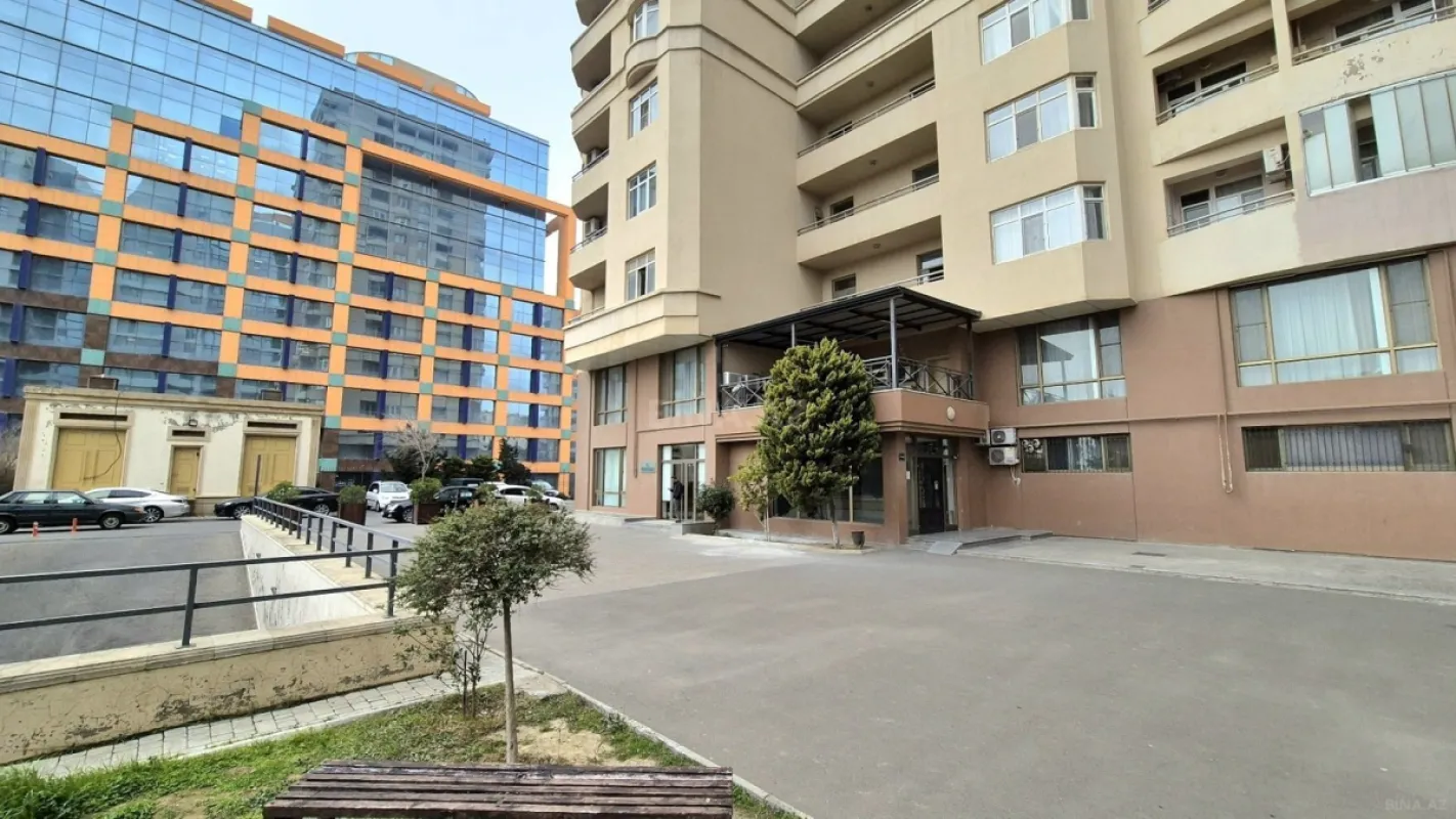 Satılır 4 otaqlı mənzil 161 m²