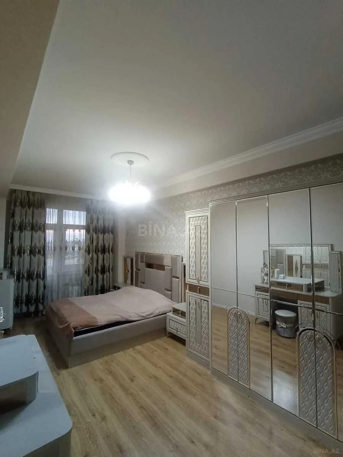 Satılır 3 otaqlı mənzil 130 m²