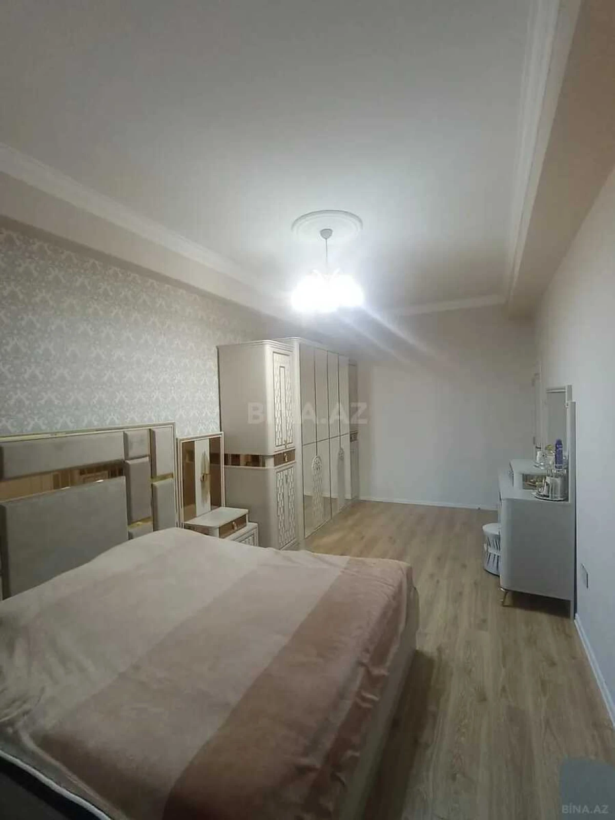 Satılır 3 otaqlı mənzil 130 m²