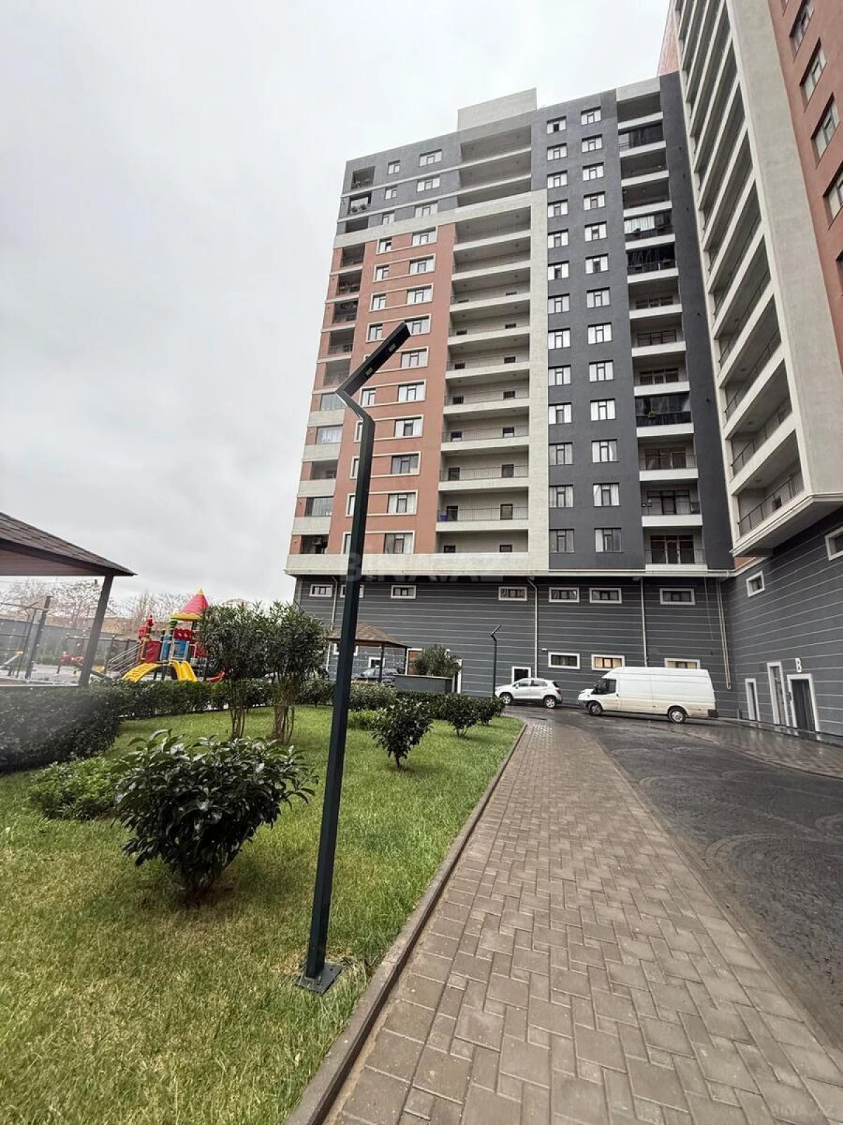 Satılır 2 otaqlı mənzil 108 m²