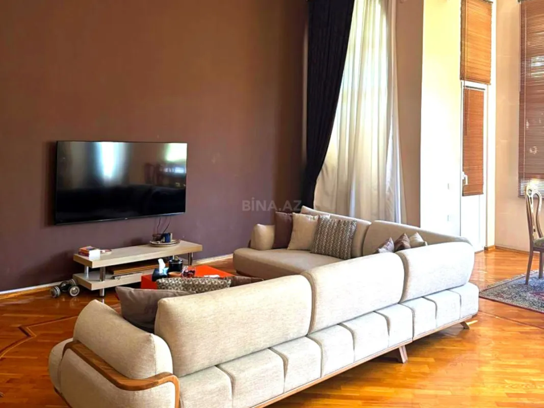 Satılır 4 otaqlı mənzil 210 m²
