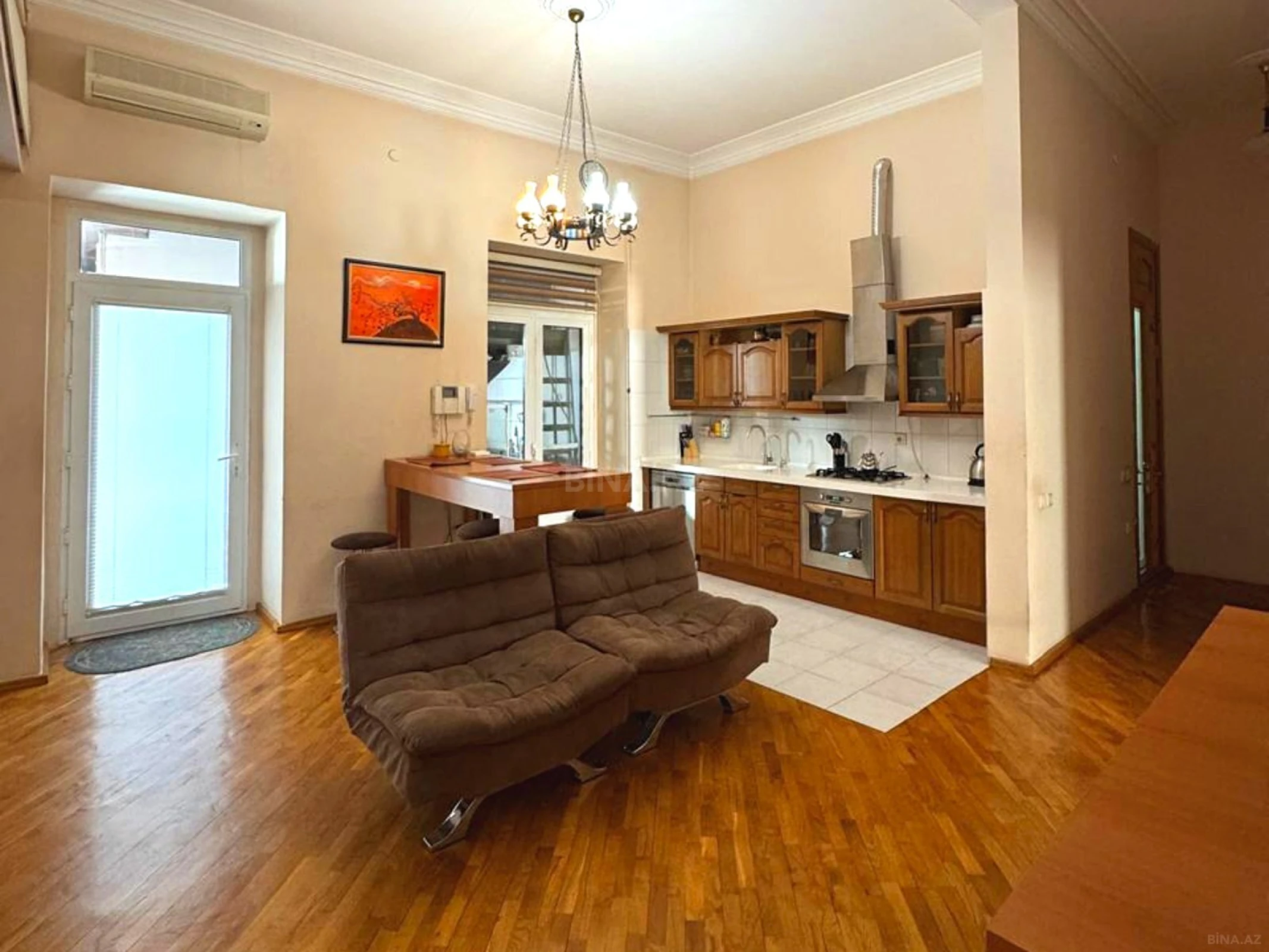 Satılır 4 otaqlı mənzil 210 m²