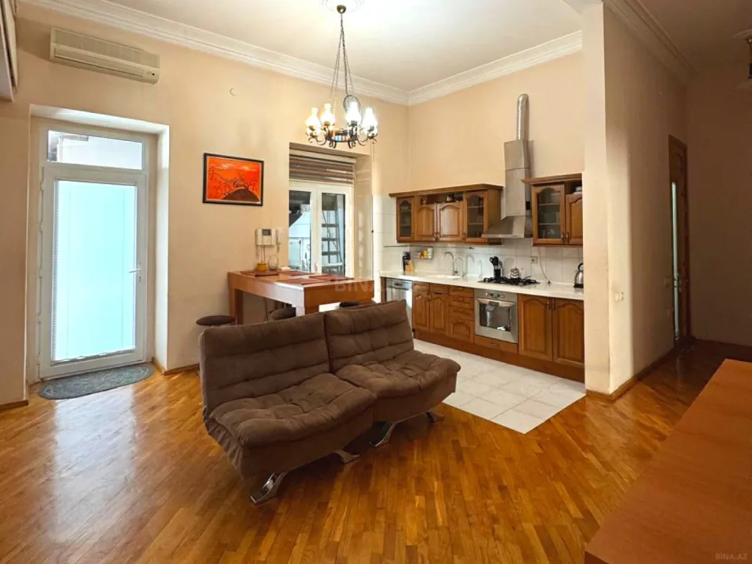 Satılır 4 otaqlı mənzil 210 m²