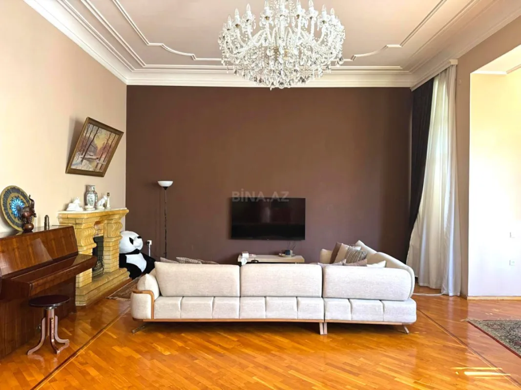 Satılır 4 otaqlı mənzil 210 m²