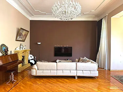 Satılır 4 otaqlı mənzil 210 m²