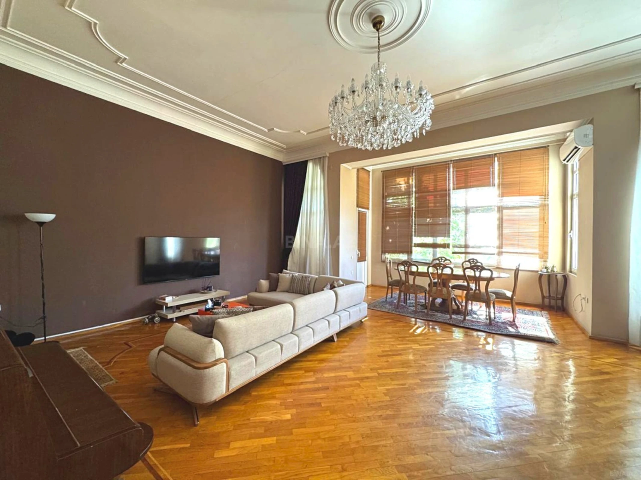 Satılır 4 otaqlı mənzil 210 m²
