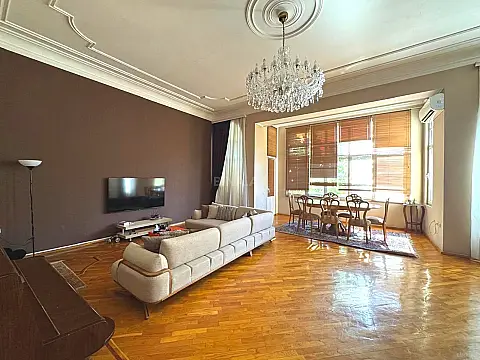 Satılır 4 otaqlı mənzil 210 m²