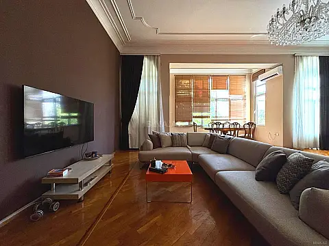Satılır 4 otaqlı mənzil 210 m²