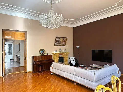 Satılır 4 otaqlı mənzil 210 m²