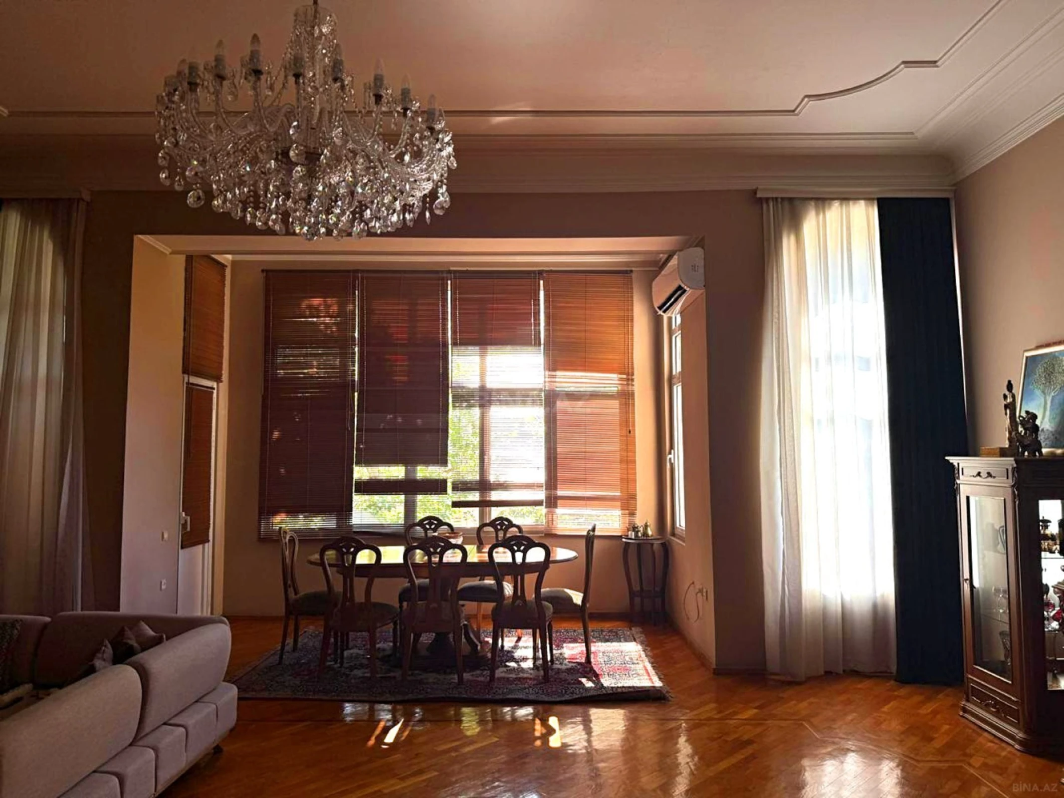 Satılır 4 otaqlı mənzil 210 m²