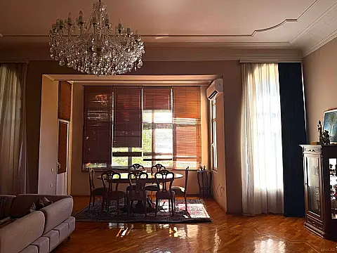 Satılır 4 otaqlı mənzil 210 m²