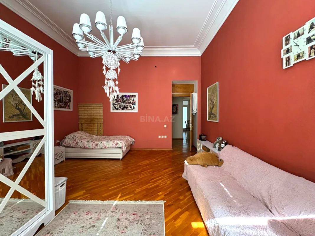 Satılır 4 otaqlı mənzil 210 m²