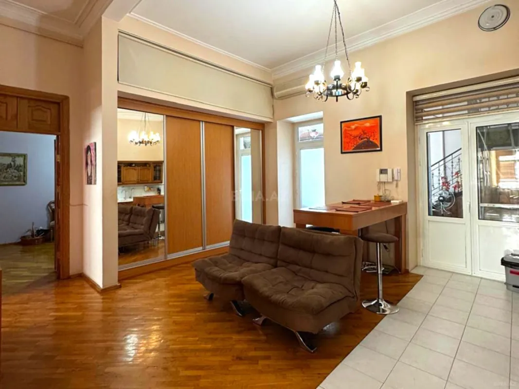 Satılır 4 otaqlı mənzil 210 m²