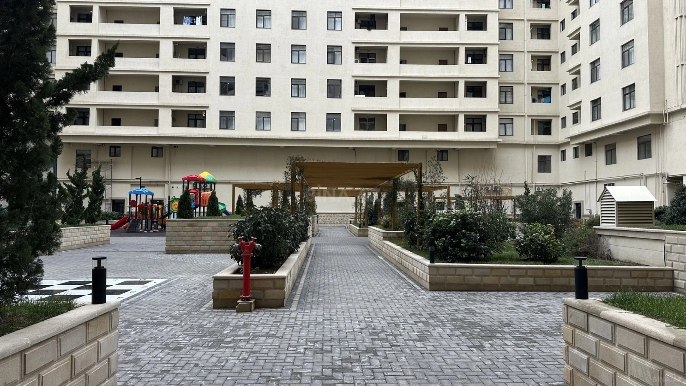 Satılır 3 otaqlı mənzil 141 m²