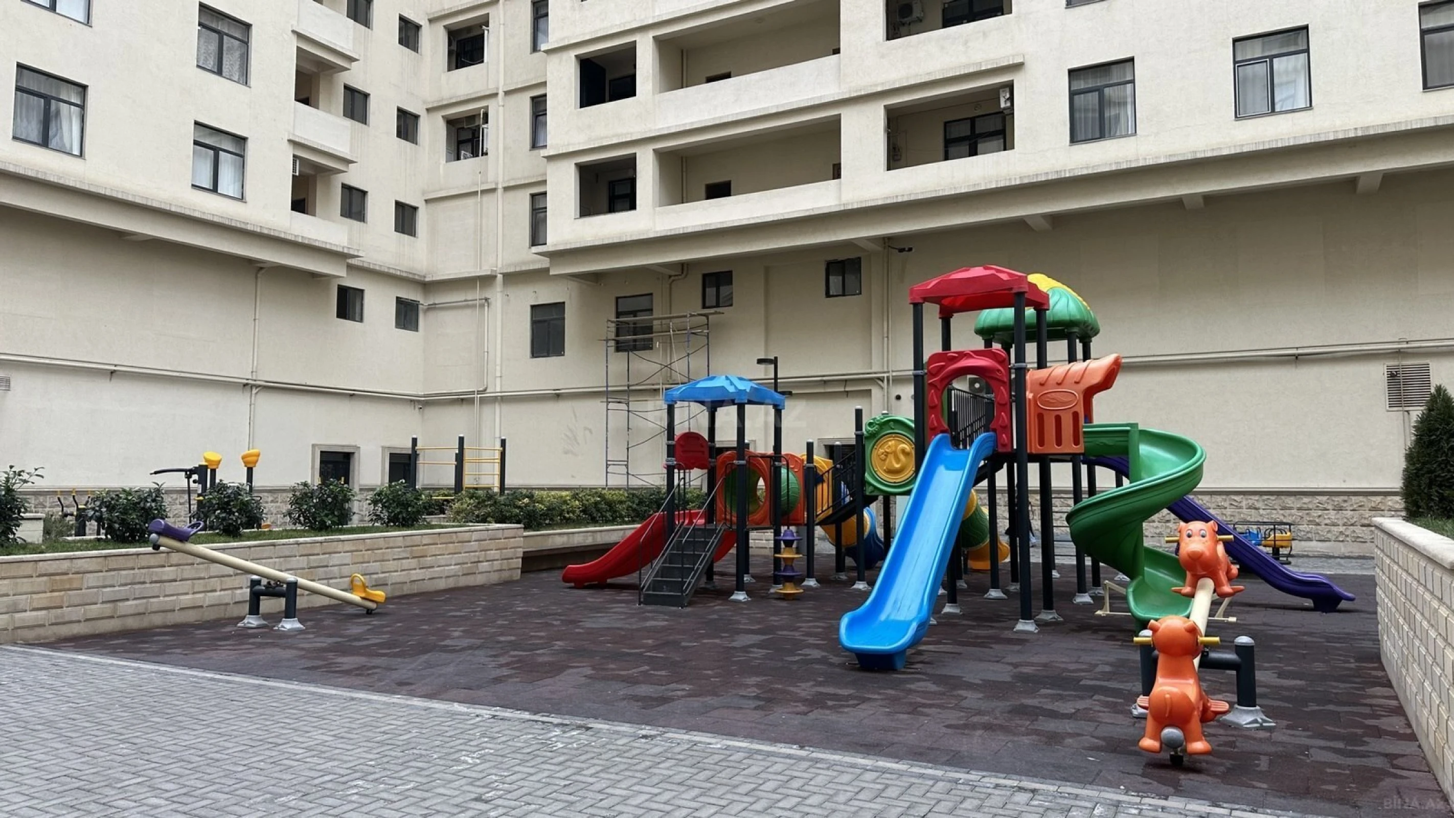 Satılır 3 otaqlı mənzil 141 m²