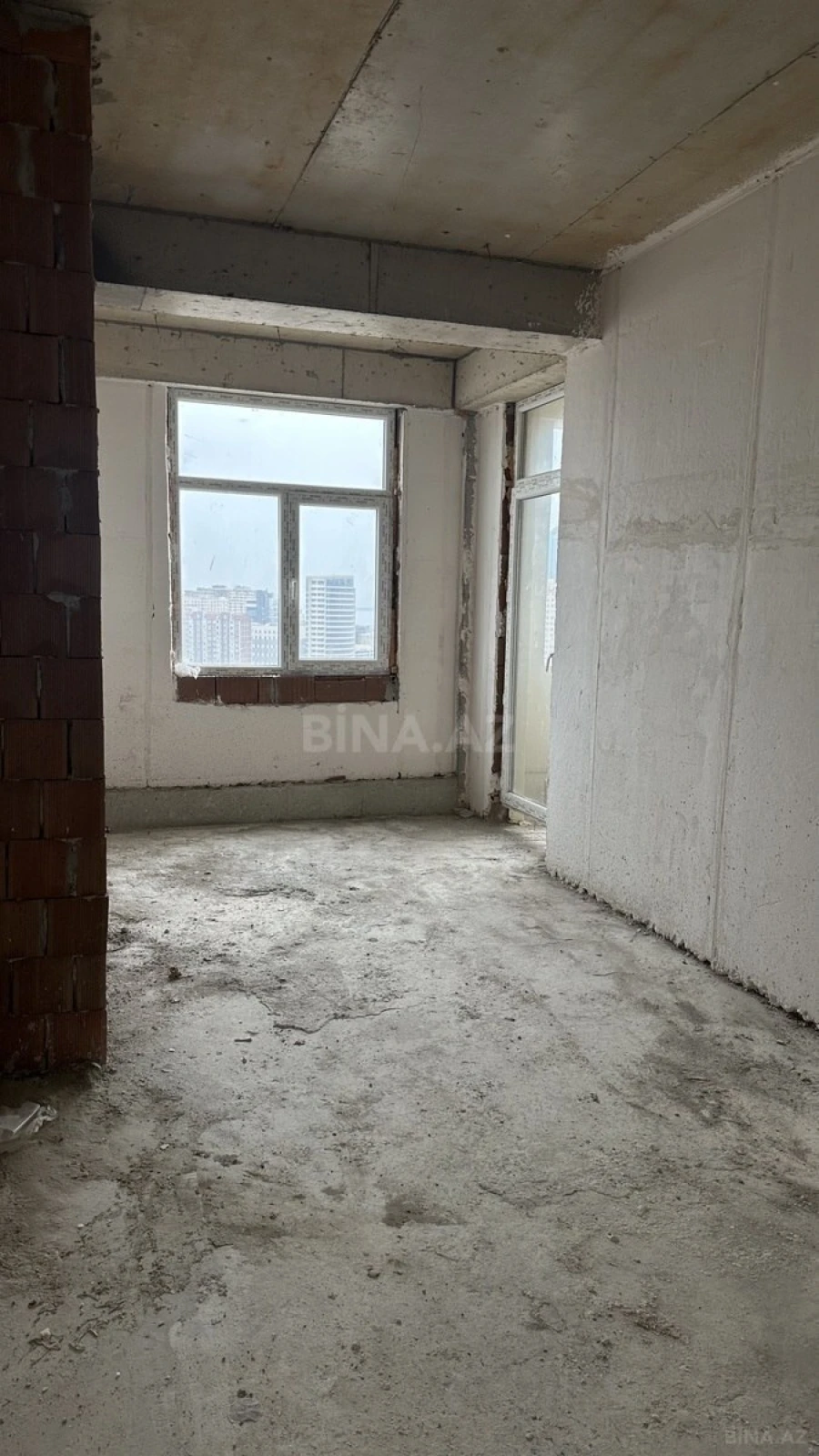 Satılır 3 otaqlı mənzil 141 m²