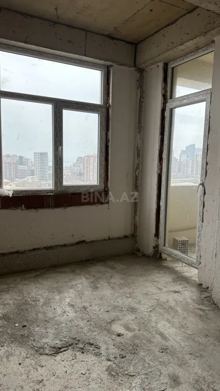 Satılır 3 otaqlı mənzil 141 m²