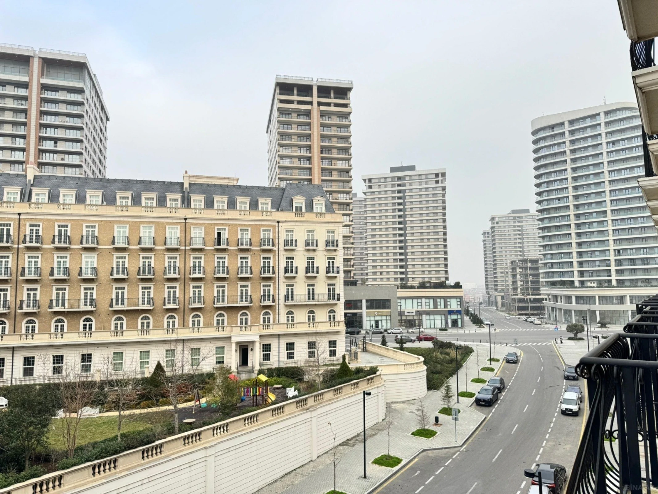 Satılır 4 otaqlı mənzil 132 m²