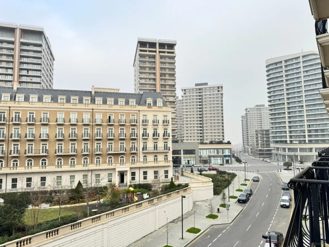 Satılır 4 otaqlı mənzil 132 m²