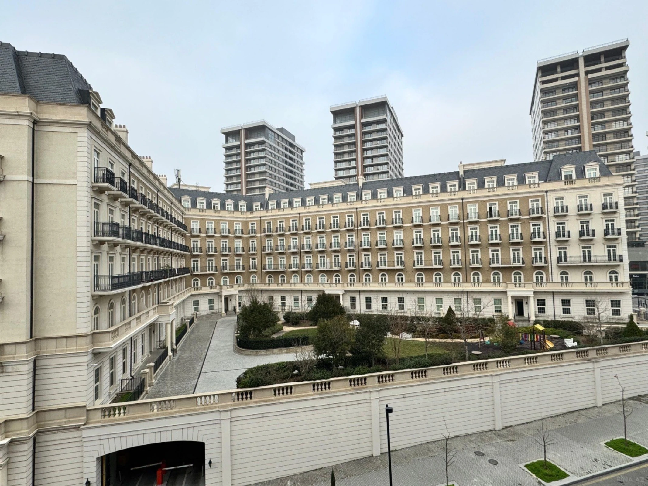 Satılır 4 otaqlı mənzil 132 m²