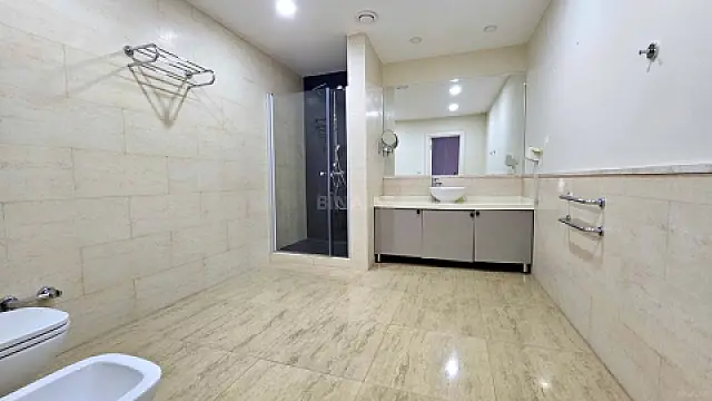 Satılır 4 otaqlı mənzil 162 m²
