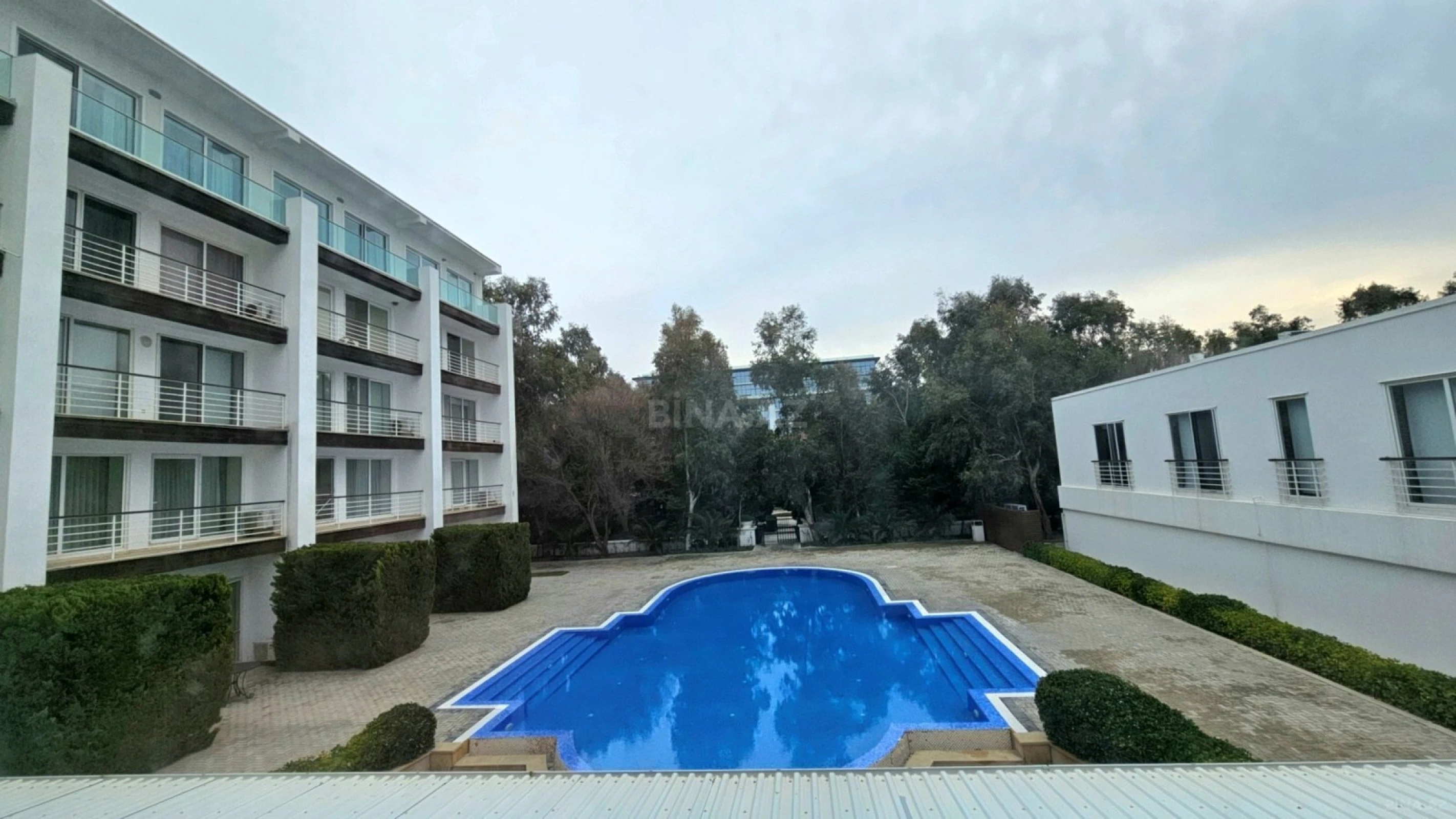 Satılır 4 otaqlı mənzil 162 m²