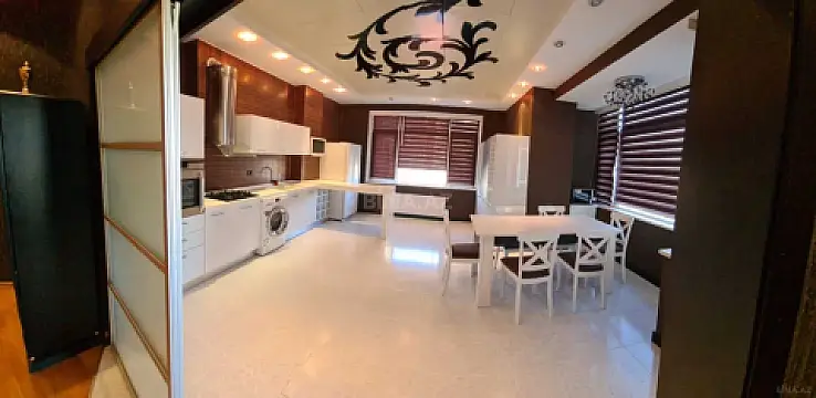 Kirayə verilir 3 otaqlı mənzil 185 m² — Bakı 3 otaq 185.00 m²