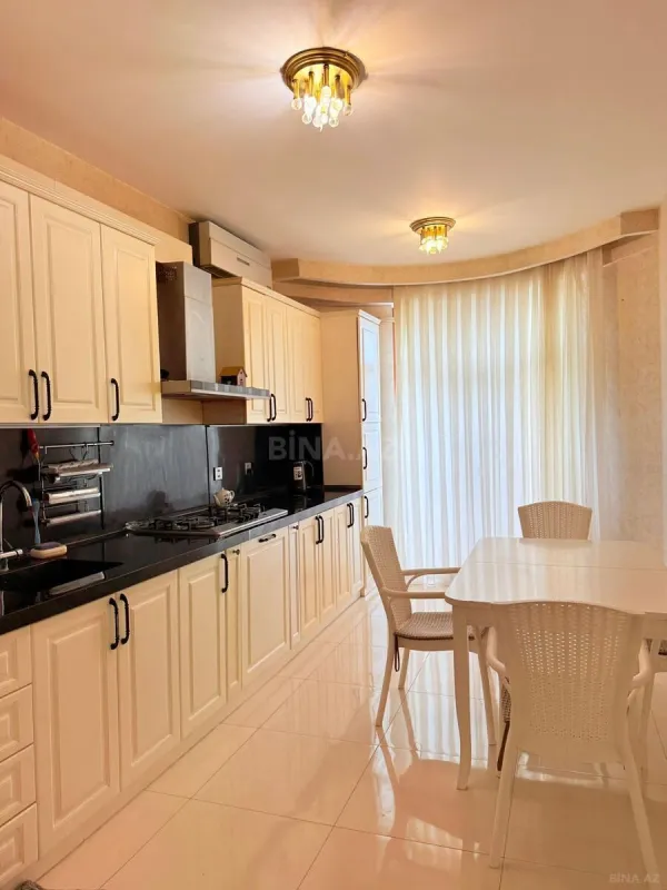 Satılır 3 otaqlı mənzil 156 m²