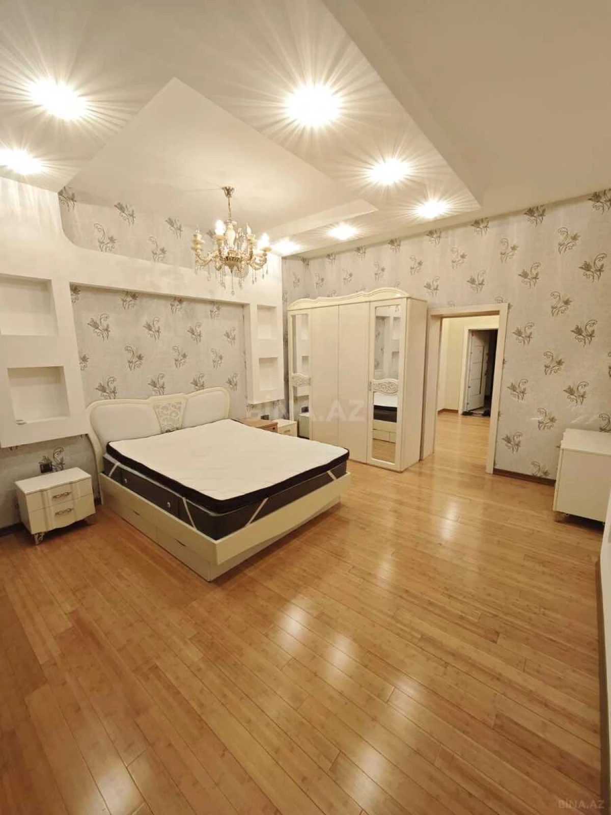 Kirayə verilir 4 otaqlı mənzil 170 m²