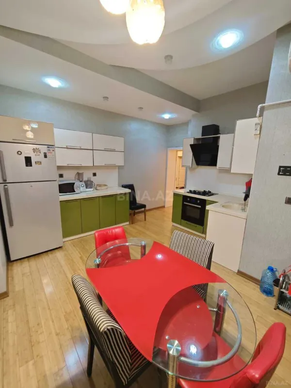 Kirayə verilir 4 otaqlı mənzil 170 m²