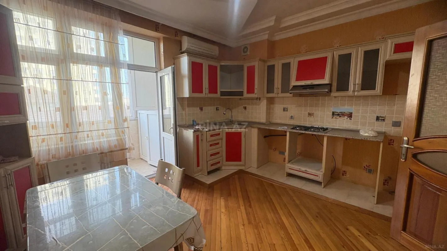 Satılır 3 otaqlı mənzil 122 m²
