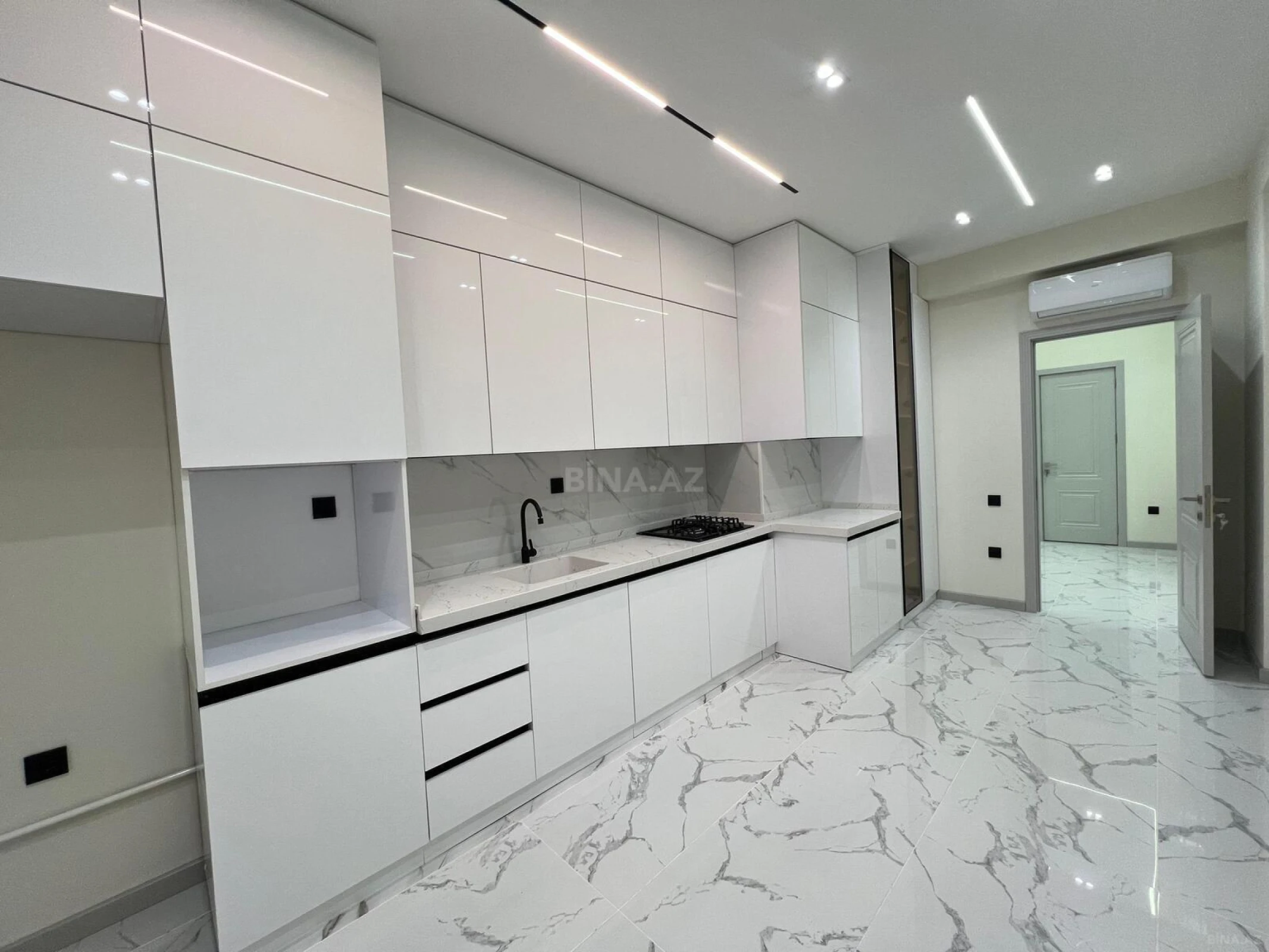 Satılır 4 otaqlı mənzil 200 m²