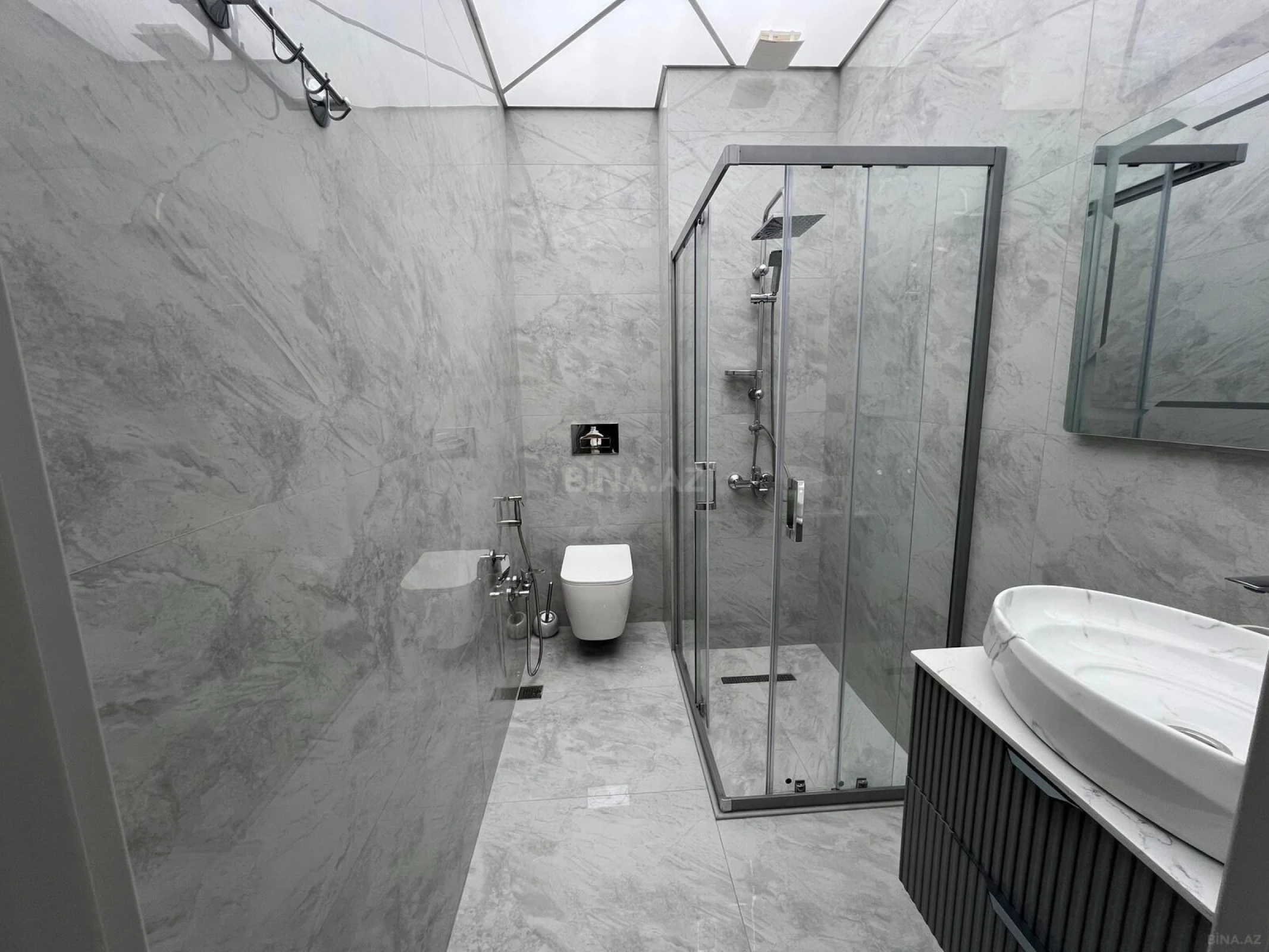 Satılır 4 otaqlı mənzil 200 m²