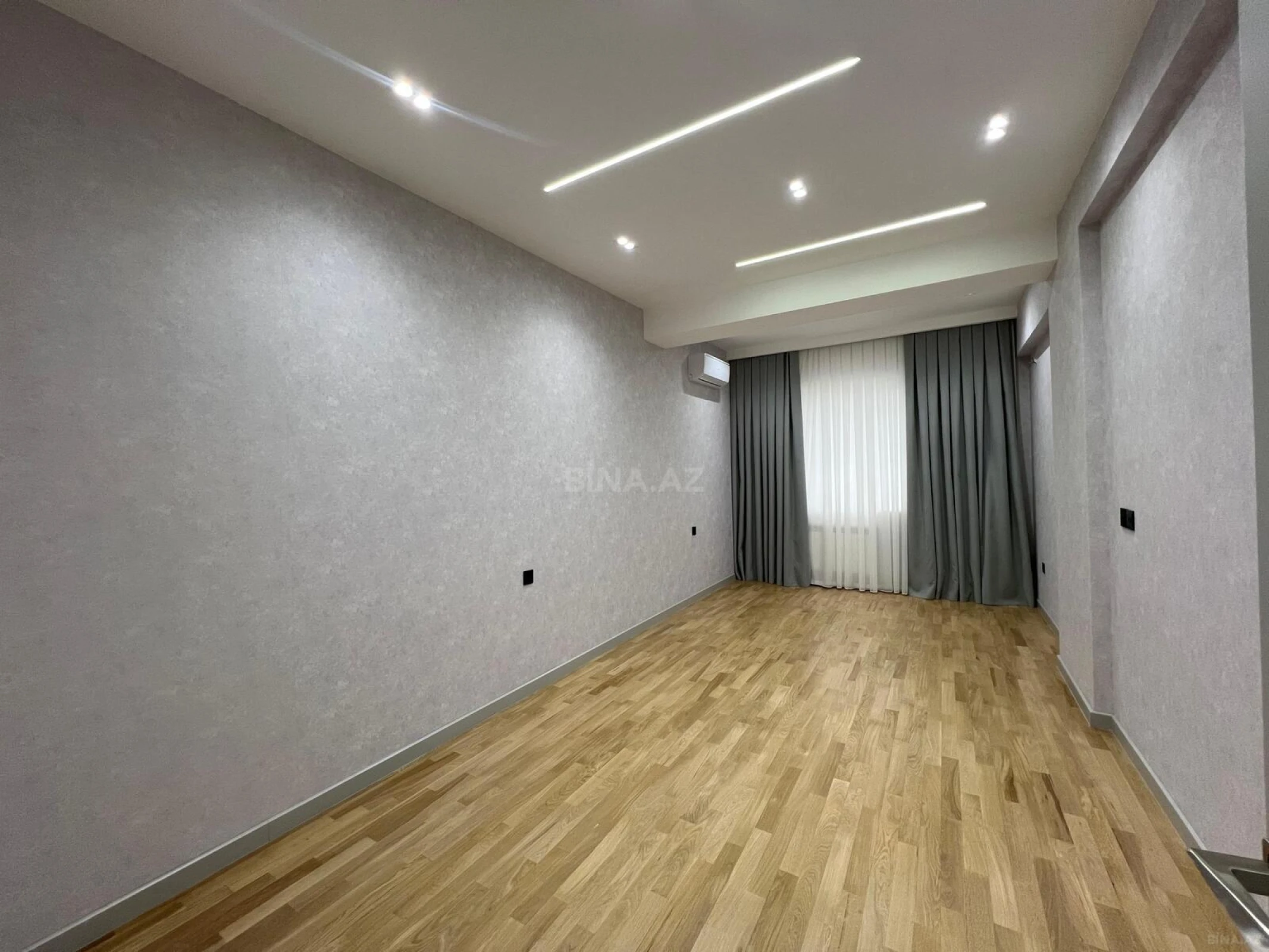 Satılır 4 otaqlı mənzil 200 m²