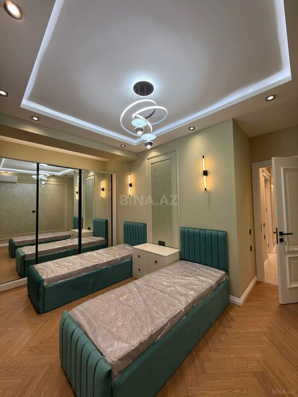 Satılır 4 otaqlı mənzil 140 m²