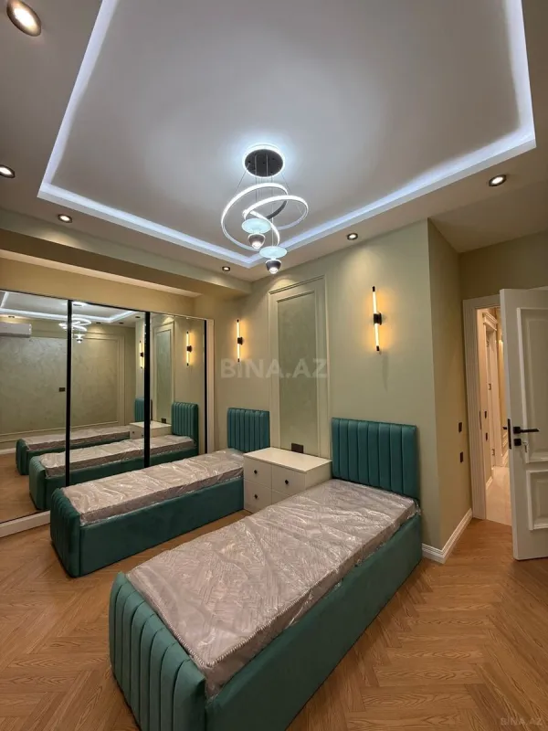 Satılır 4 otaqlı mənzil 140 m²