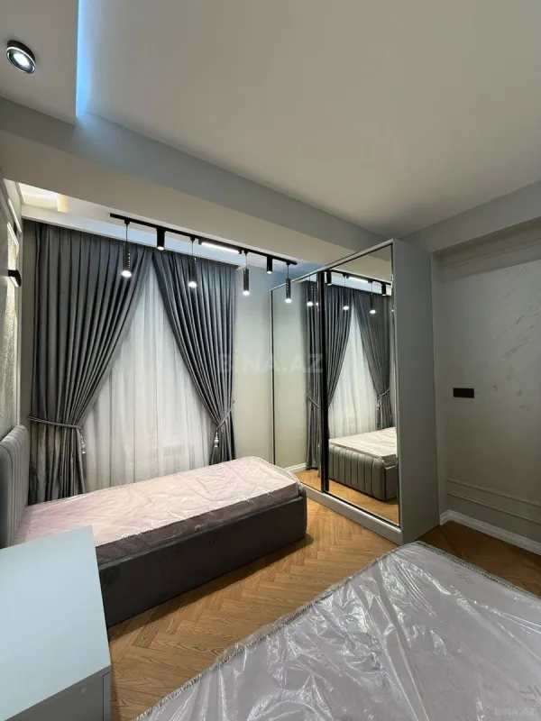 Satılır 4 otaqlı mənzil 140 m²