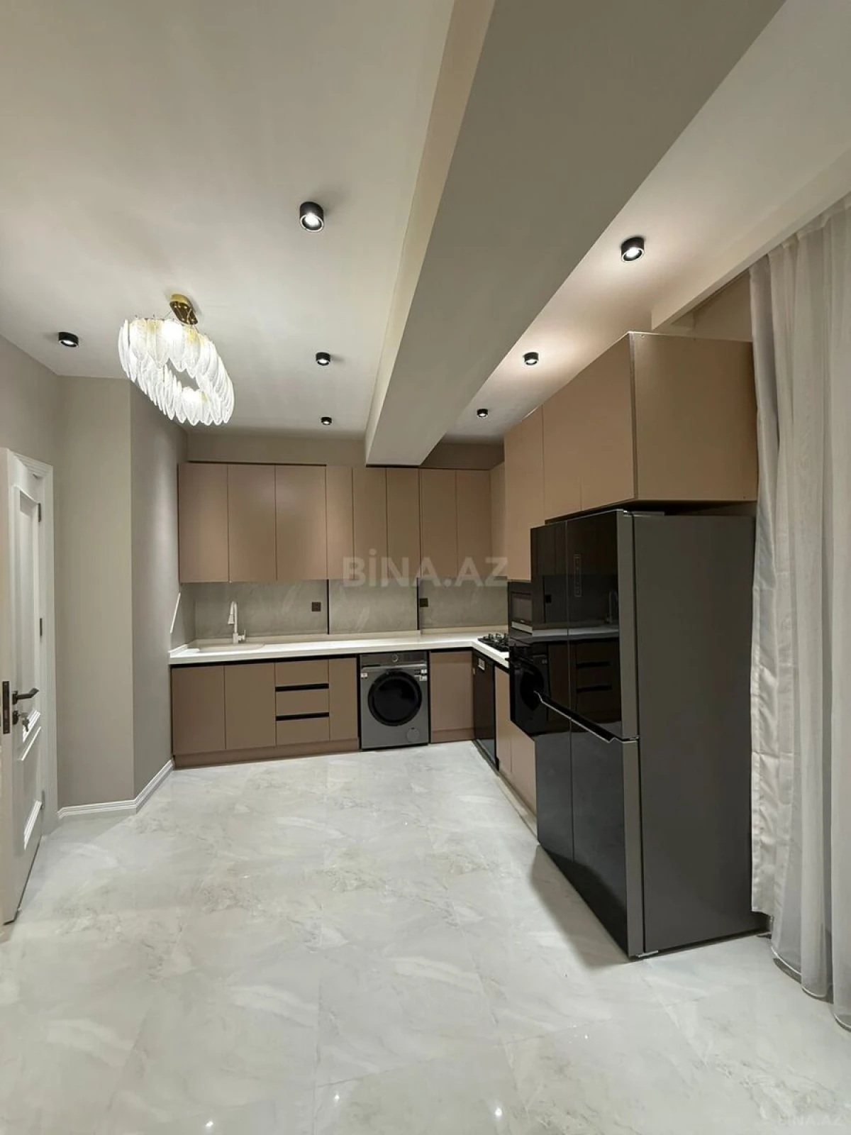 Satılır 4 otaqlı mənzil 140 m²