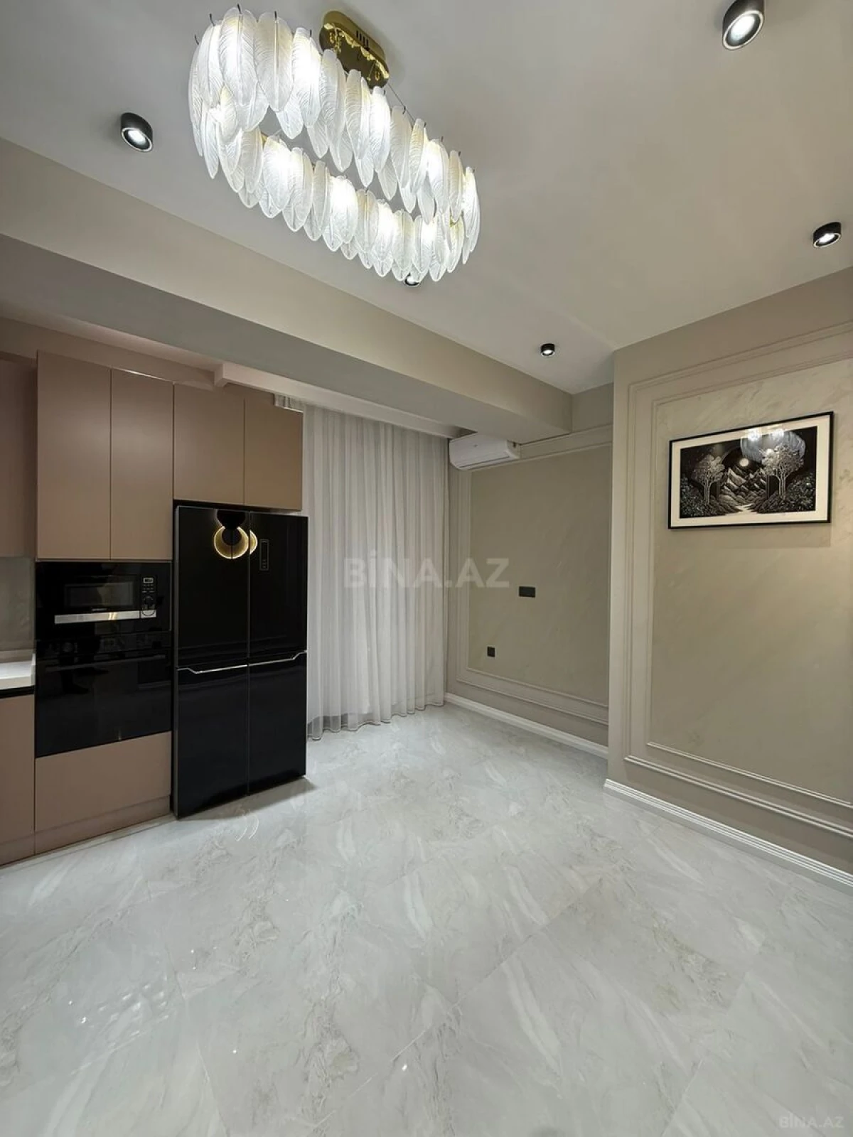 Satılır 4 otaqlı mənzil 140 m²